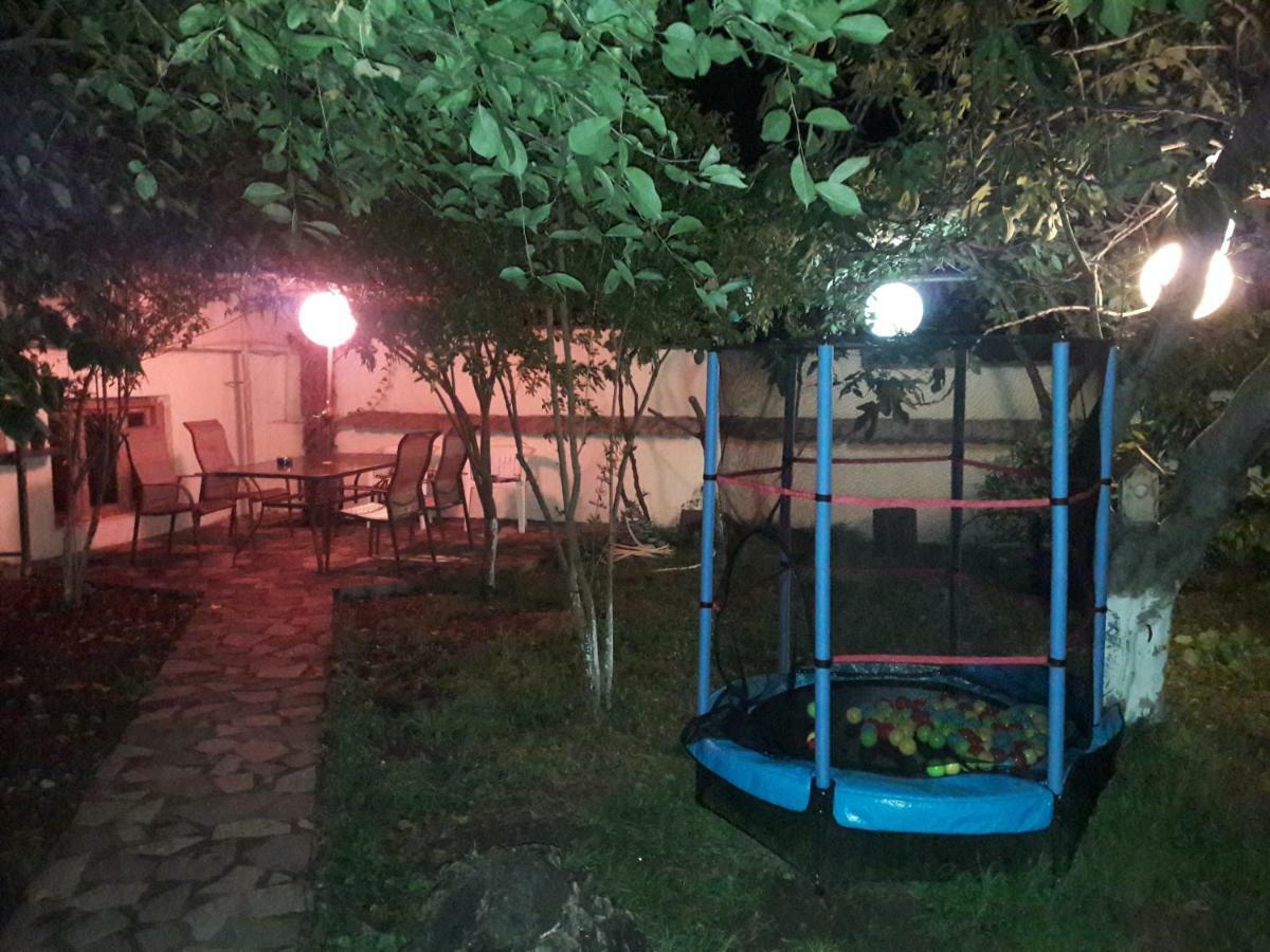 טביליסי 4Bd Appartaments With Cozy Garden מראה חיצוני תמונה
